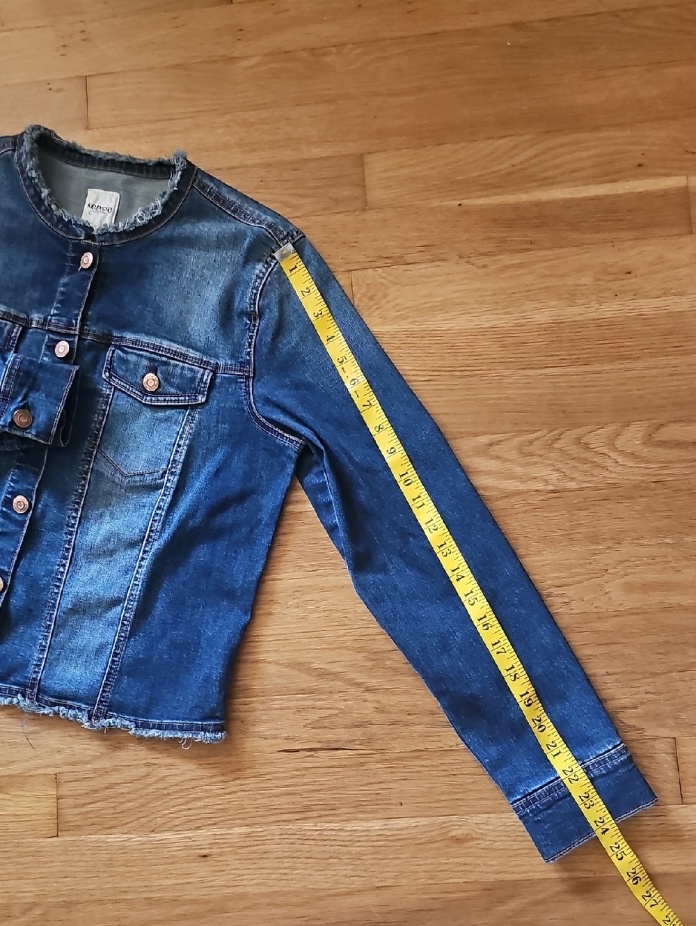 Kensie Jeans Frayed Neckline & Hem Faded Blue Denim Jean Jacket Women's Medium - Picture 10 of 13